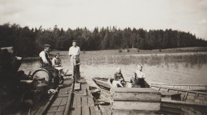 Lindvikin ranta Karunassa. Kuvassa näkyy suolaamon kiskot ja kalastaja August Livala istuu tynnyrin päällä vasemmalla.